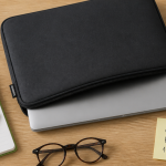 housse ordinateur 15 pouces noire sur bureau avec accessoires