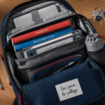 sac pour le collège ouvert avec fournitures et ordinateur
