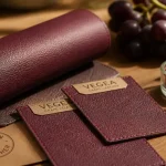 Cuir de raisin VEGEA sur table, texture et échantillons
