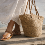 Longue robe blanche été en lin et broderie anglaise, bord de mer