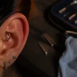 Piercing rook signification : gros plan oreille avec piercing rook