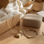 Bijoux Saint-Valentin : collier cœur et médaille, style doré