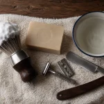 Blaireau de rasage synthétique ou sanglier, crème à raser mousse blanche