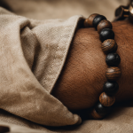 Bracelet en bois homme en ébène et noyer, gros plan poignet