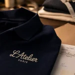 Broderie pour vêtement : logo brodé sur polo bleu marine