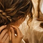 Coiffure bohème simple : chignon bas flou et tresse décoiffée, mèches ondulées