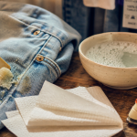 Comment enlever de la cire sur un vêtement : cire incrustée sur jean, papier absorbant et fer tiède