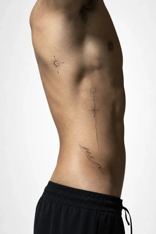 Tatouage cote homme sur le flanc d’un torse masculin, inspiration sobre et réaliste
