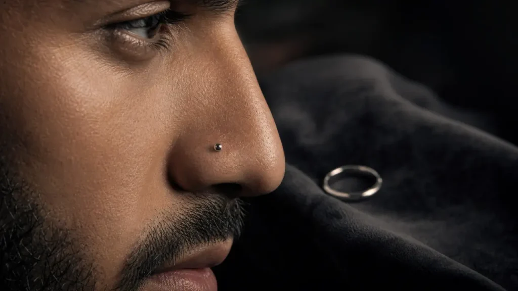 homme piercing nez : clou de narine et anneau