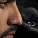 homme piercing nez : clou de narine et anneau