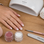 Ongle baby boomer dégradé rose nude vers blanc laiteux, manucure moderne