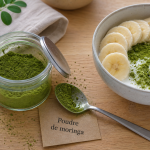 Poudre de moringa bienfait, photo de la poudre verte et cuillère