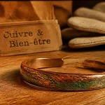 Bracelet en cuivre bienfaits au poignet, cuivre patiné