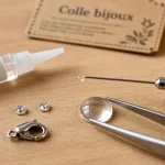 Colle bijoux : tube transparent et goutte de colle sur cabochon en verre et strass