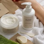 Crème corps sans film gras, application sur peau humide après douche