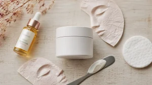 Crème glow visage, éclat anti-taches sur table beige