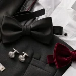 Noeuds papillon homme : soie noire pré-noué et velours bordeaux sur tissu smoking