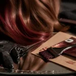 Teinture cheveux bordeaux : mèches bordeaux sur cheveux châtains, application au pinceau