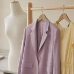 Palette couleur tendance mode printemps-été 2026 : lilas, jaune beurre, vert sauge, bleu cobalt