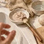 Crème exfoliante visage sur un godet : exfoliation douce