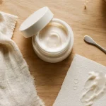 Crème visage femme 80 ans : hydratation et apaisement